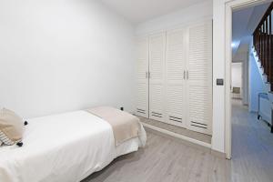 A bed or beds in a room at Villa Blue Marlin 4
