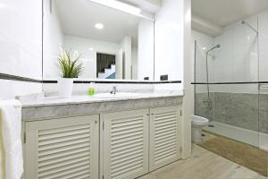 A bathroom at Villa Blue Marlin 4