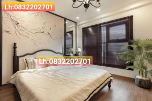 um quarto com uma cama grande e uma janela grande em FLC Quy Nhơn Sea View Apartment - CHANH Căn Hộ Hướng Biển em Quy Nhon