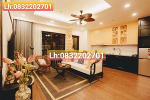 uma sala de estar com um sofá e uma cozinha em FLC Quy Nhơn Sea View Apartment - CHANH Căn Hộ Hướng Biển em Quy Nhon