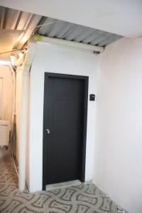 a black door in the middle of a room at Loft Hermoso con Jacuzzi in Villahermosa