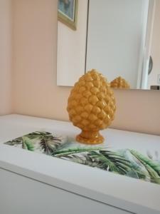 a pineapple on a shelf in front of a mirror at B&B BORGHI in Poppi