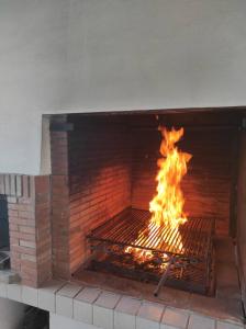 un forno di mattoni con un fuoco dentro di Villa con piscina Circeo - Sabaudia a Borgo Montenero