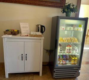 un frigorifero con la porta aperta accanto a un armadietto di Death Valley Inn & RV Park a Beatty