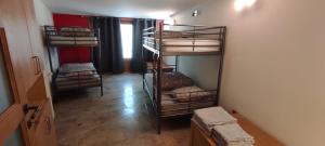 a hallway with four bunk beds in a room at La Diligence 
