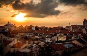 Η ανατολή ή δύση του ηλίου όπως φαίνεται από αυτό το ξενοδοχείο ή από εκεί κοντά