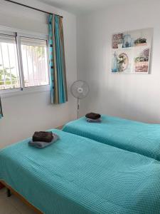 アデへにあるBrisas del Marのベッドルーム1室(隣り合わせのベッド2台付)