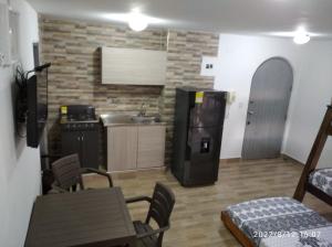 una pequeña cocina con fregadero y nevera. en Apartamento Rodadero Edificio Rodadero Plaza 301A, en Santa Marta