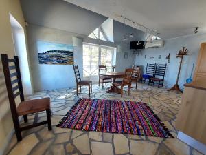 uma sala de estar com uma mesa e cadeiras e um tapete em Vainupea puhkemaja em Vainupea mais 7 fotografias