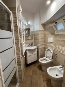 uma casa de banho com um WC e um lavatório em Martinahouse em Vico nel Lazio