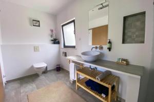 Bilik mandi di Quinta Foz Arelho Piscina Aquecida +30 gambar