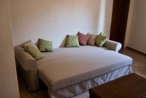 un sofá con almohadas en una habitación en Casa di Canfreo, en Lari