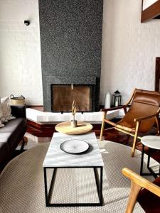 ein Wohnzimmer mit einem Tisch und einem Kamin in der Unterkunft Vistamar Duplex in Lima