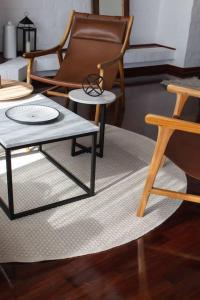 利馬的住宿－Vistamar Duplex，客厅配有桌椅和地毯