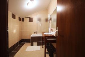 Koupelna v ubytování Hotel Lug + 37 fotografií