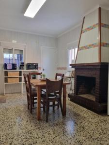 une salle à manger avec une table et une cheminée dans l'établissement Casa Albeniz., à Algésiras