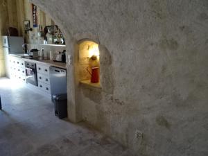 Kuchyňa alebo kuchynka v ubytovaní MAISON ATYPIQUE AVEC JARDIN AU PIED DU CLOS LUCE