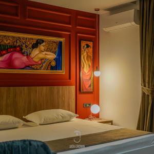 Giường trong phòng chung tại Jata Crown Hotel