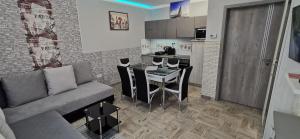A kitchen or kitchenette at Sweet&Center Wellness apartman
