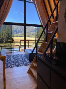 Habitación con vistas y ventana grande. en Cold Land Chalé, en Urubici 25 fotos más