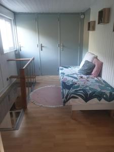 a bedroom with a bed and a staircase in a room at Maison bord de Marne 8min disneyland et val d'Europe in Chalifert