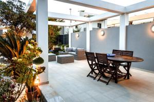 eine Terrasse mit einem Holztisch und Stühlen in der Unterkunft Luxury Villa Hestia Grey with Private Pool in Rethymno