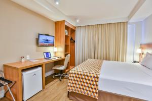 TV a/nebo společenská místnost v ubytování Sleep Inn Aeroporto de Guarulhos - São Paulo