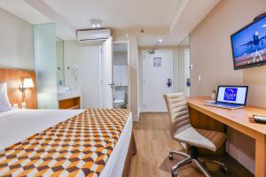 TV a/nebo společenská místnost v ubytování Sleep Inn Aeroporto de Guarulhos - São Paulo