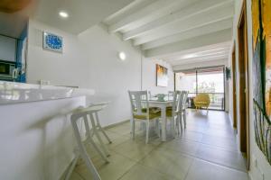 Una cocina y un comedor con mesa y sillas. en Apartamento Bay Point 303, en San Andrés