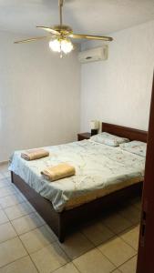 Postel nebo postele na pokoji v ubytování Приятна къща за почивка Караколев 1