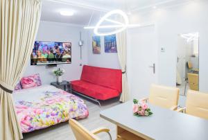 A television and/or entertainment centre at Camp Nou, Europa Fira - modern two-bedroom apartment with heating