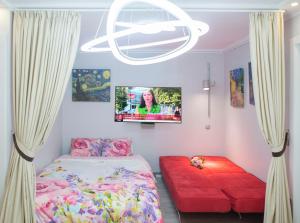 Tempat tidur dalam kamar di Camp Nou, Europa Fira - modern two-bedroom apartment with heating