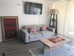 パプドにあるPrecioso departamento Papudo a pasos de la playaのソファとコーヒーテーブルのあるリビングルーム