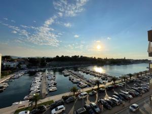 un gruppo di barche parcheggiate in un porto vicino a un fiume di Dashing Central Oasis a Zara (Zadar)