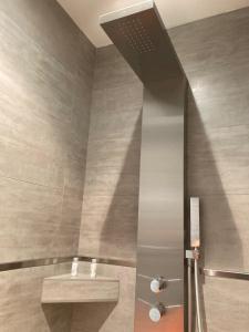 een badkamer met een douche en een wastafel bij Résidence Petru-Maria in Propriano