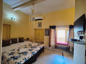 - une chambre avec un grand lit et une fenêtre dans l'établissement Shining Fort, à Jaisalmer