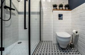 a bathroom with a shower and a toilet in it at Apartamenty Złota 15-Kadzielnia View in Kielce