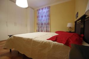 ein Schlafzimmer mit einem großen Bett und einem Fenster in der Unterkunft Agriturismo Mulino del Castello Nasino in Nasino