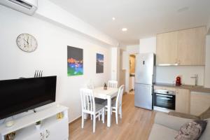 Kuhinja ili čajna kuhinja u objektu Apartments PROVA