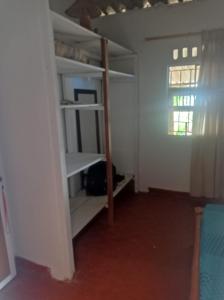 Rúm í herbergi á Los cocos Hostal