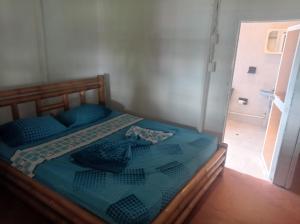 Rúm í herbergi á Los cocos Hostal