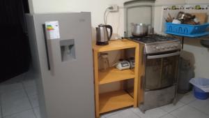una piccola cucina con frigorifero e piano cottura di Hostel Viajeros Arequipa ad Arequipa