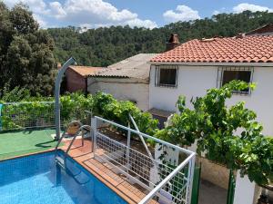 a balcony with a swimming pool and a tennis court at Vivienda Rural Cardera Sierra de Cazorla in Beas de Segura