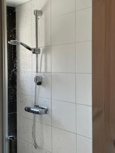 y baño con ducha y puerta de cristal. en Ingridgården, en Båstad