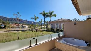 蒂拉登蒂斯的住宿－Santíssimo Resort，浴室配有带浴缸的大窗户。
