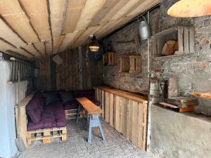 ein Zimmer mit einem Sofa und einem Tisch in einem Gebäude in der Unterkunft Ellas Ferienhaus in Elbingerode