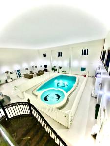 Bazén v ubytování SHAIKHA villa nebo v jeho okolí