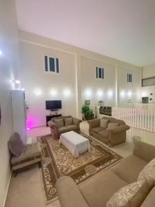 TV a/nebo společenská místnost v ubytování SHAIKHA villa