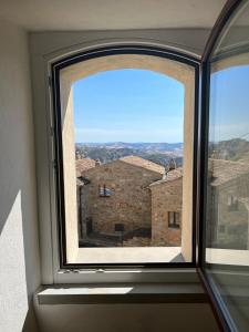 una finestra con vista su alcuni edifici di BORGO LEVI ad Aliano