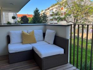 un sofá de mimbre sentado en un balcón en Terrace Flair, en Viena